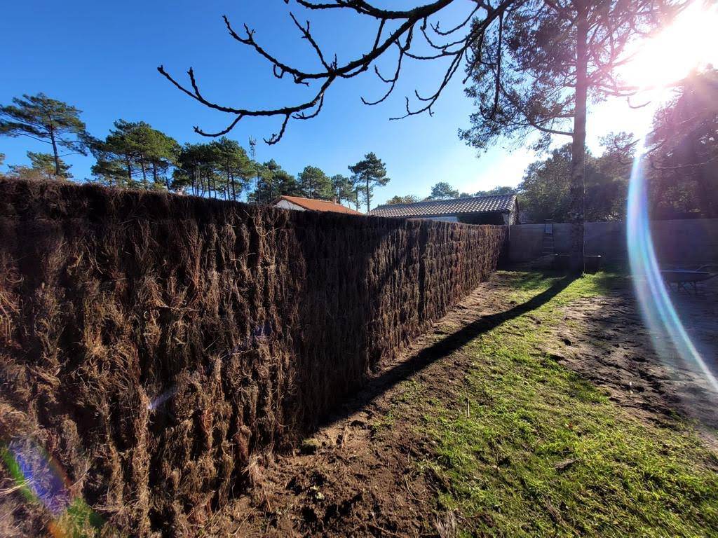 Quels sont les avantages d'une clôture en brande naturelle épaisseur 8cm sur Montalivet ?