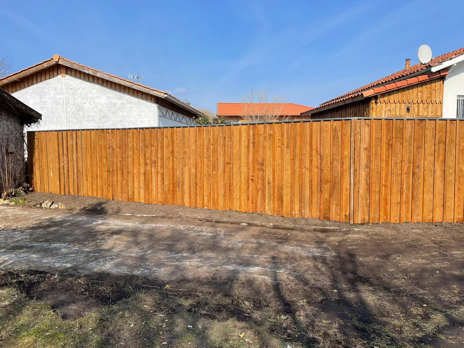 Quels sont les avantages d'une clôture en bois volige avec couvertines en aluminium galvanisé ? Arès 33