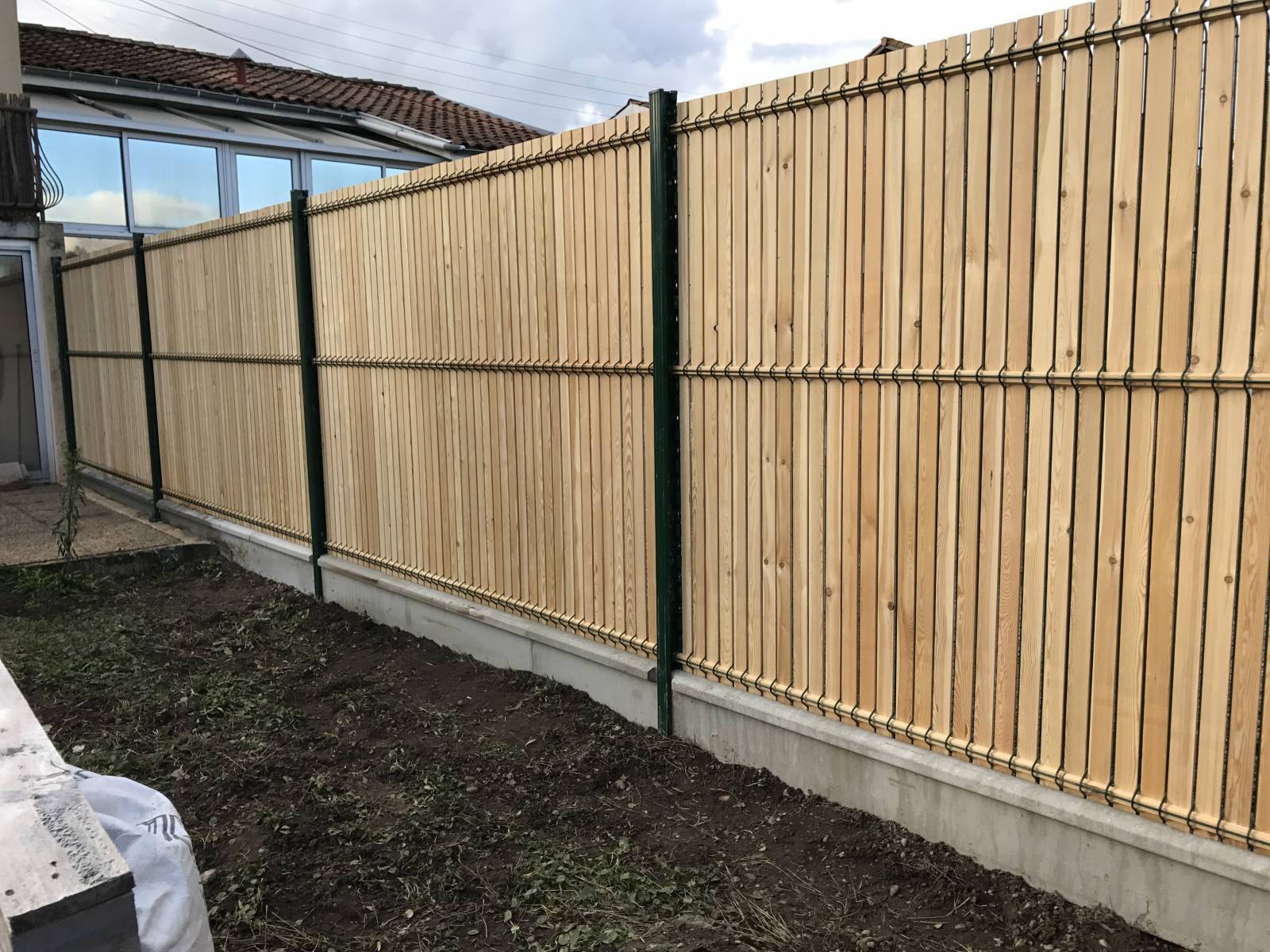 Installation d'une clôture en grillage rigide avec kit occultant bois pour fermer une propriété mitoyenne Mérignac près de Bègles