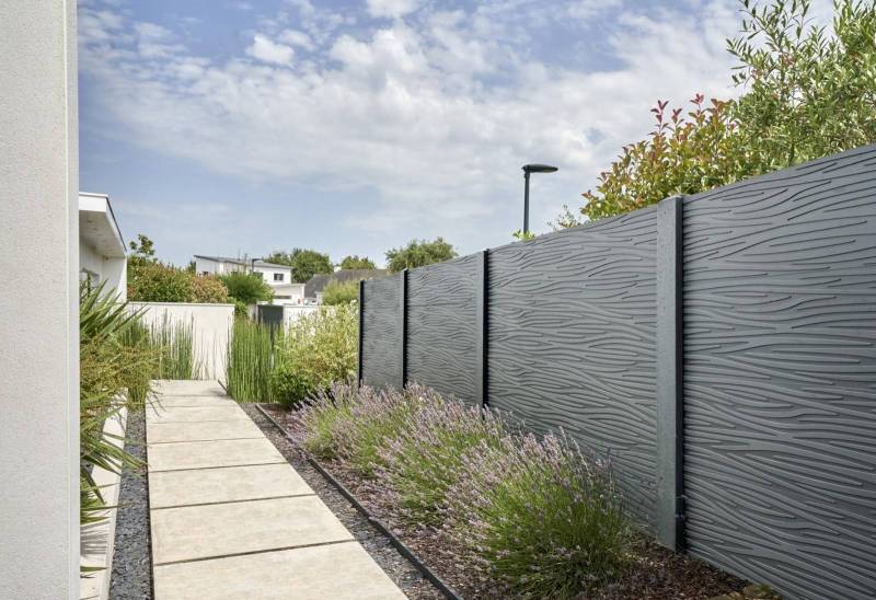 Prix pour faire installer une clôture lisse décorative en béton pour délimiter une propriété dans le Médoc