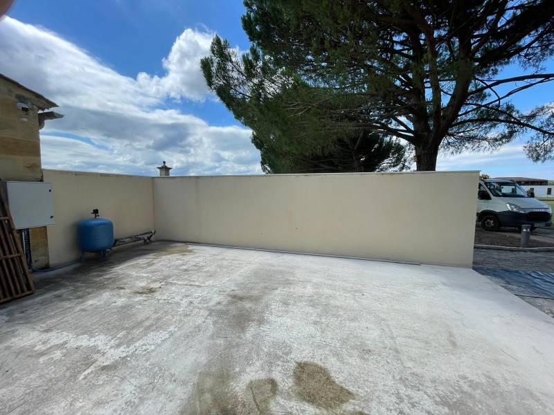 Installation d’un portail coulissant inox et bois avec pose de claustras au Château Dauzac à Labarde 33460 avec mise en œuvre d’un béton désactivé extérieur – Réalisation signée AQUITAINE CLÔTURE