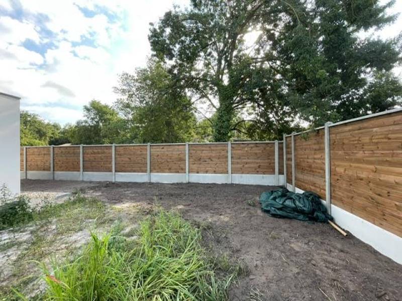 Poseur de clôture mixte bois béton à Saint Médard en Jalles avec devis offert pour cacher la piscine d'une maison en mitoyenneté