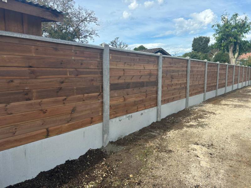 Création d'une clôture mixte bois béton sur mesure pour fermer une propriété à côté de Léognan