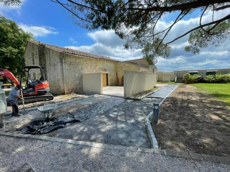 Installation d’un portail coulissant inox et bois avec pose de claustras au Château Dauzac à Labarde 33460 avec mise en œuvre d’un béton désactivé extérieur – Réalisation signée AQUITAINE CLÔTURE
