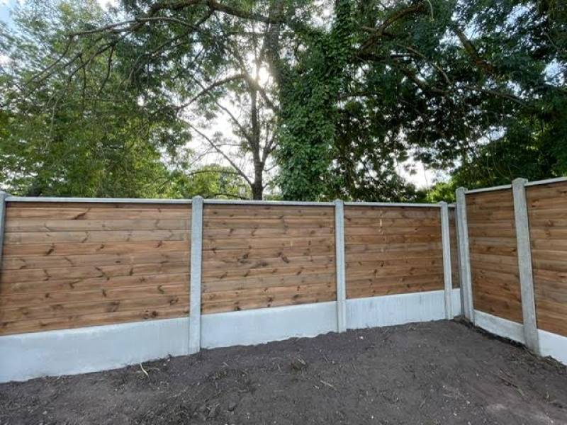 Poseur de clôture mixte bois béton à Saint Médard en Jalles avec devis offert pour cacher la piscine d'une maison en mitoyenneté