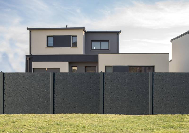 Société de clôture dans le Médoc pour installer une clôture lisse décorative en béton sur-mesure