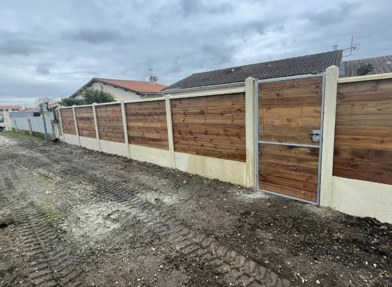 Faire installer une clôture mixte bois béton au meilleur prix sur Lacanau près de Bordeaux
