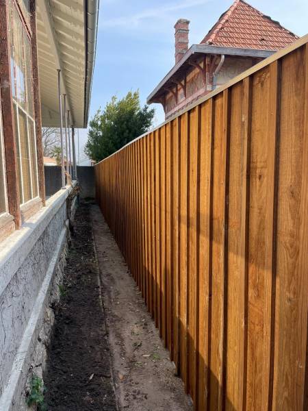 Installation d'une clôture en bois volige à Arès 33 finition couvertines en aluminium galvanisé