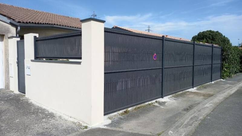 Société spécialisée dans le rabattage de haie de jardin au Taillan Médoc près de Bordeaux pour installer une clôture en panneaux rigides avec kit occultant