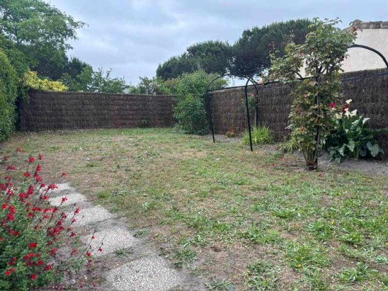 Installateur de clôture en brande à Ludon-Médoc 33290 pour délimiter un jardin avec une clôture en brande de bruyère naturelle épaisseur 8 cm