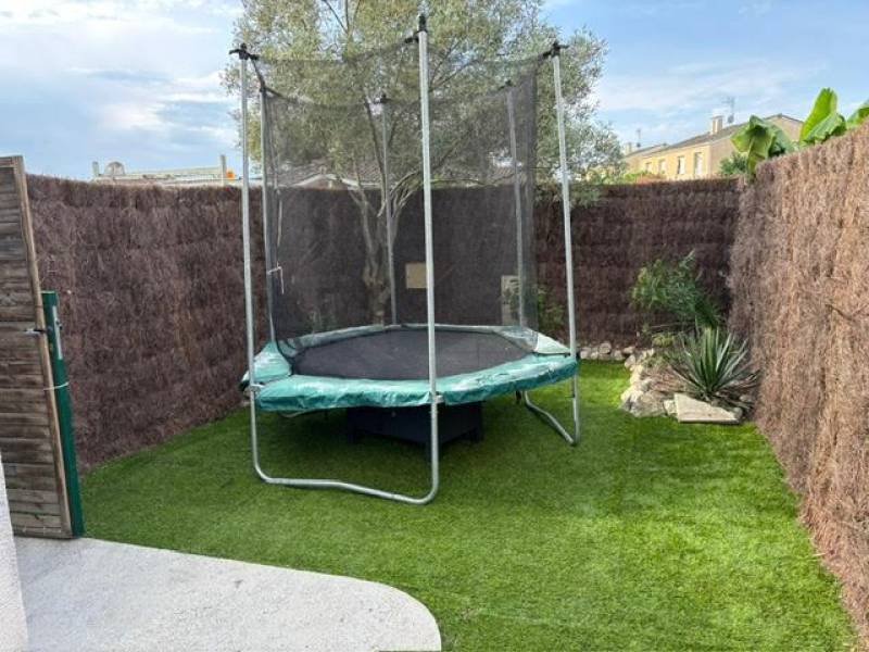 Prix pour faire installer une clôture en brande 8 cm à Macau 33460 pour cacher piscine et aire de jeux dans le jardin d'une maison en mitoyenneté