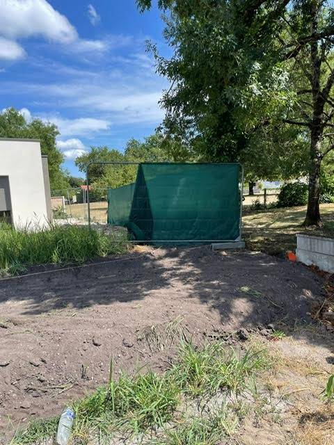 Poseur de clôture mixte bois béton à Saint Médard en Jalles avec devis offert pour cacher la piscine d'une maison en mitoyenneté