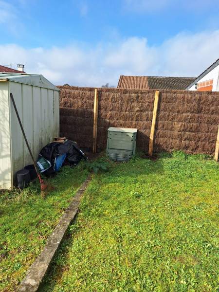 Remplacement de vieux panneaux claustra bois à Parempuyre 33290 par une clôture en brande de bruyère naturelle épaisseur 8cm – Fabrication française et artisanale