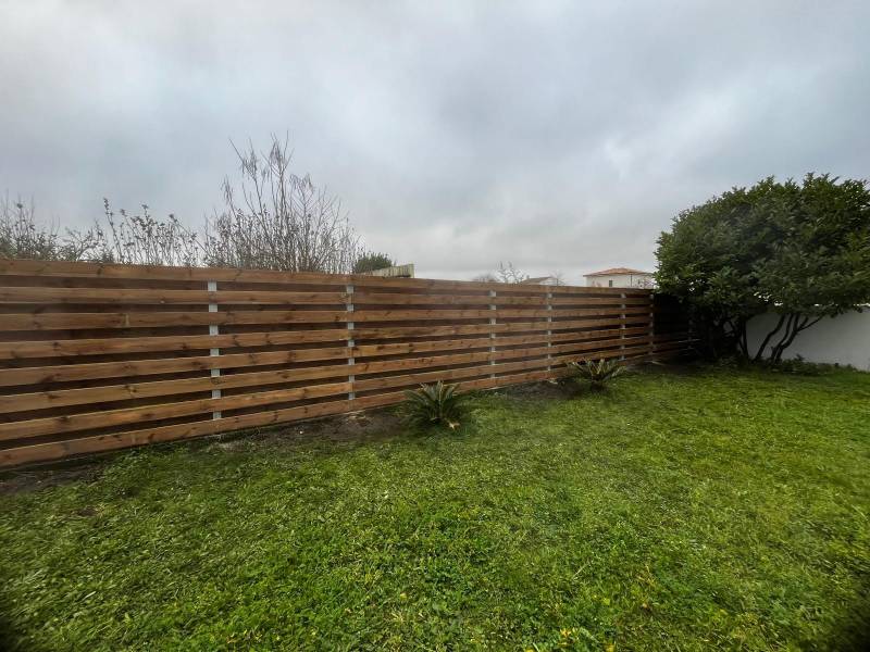 Pose de clôture à Mérignac en bois décalé sur poteaux galvanisés 8×8 – 35 mètres linéaires sur 2 m de hauteur