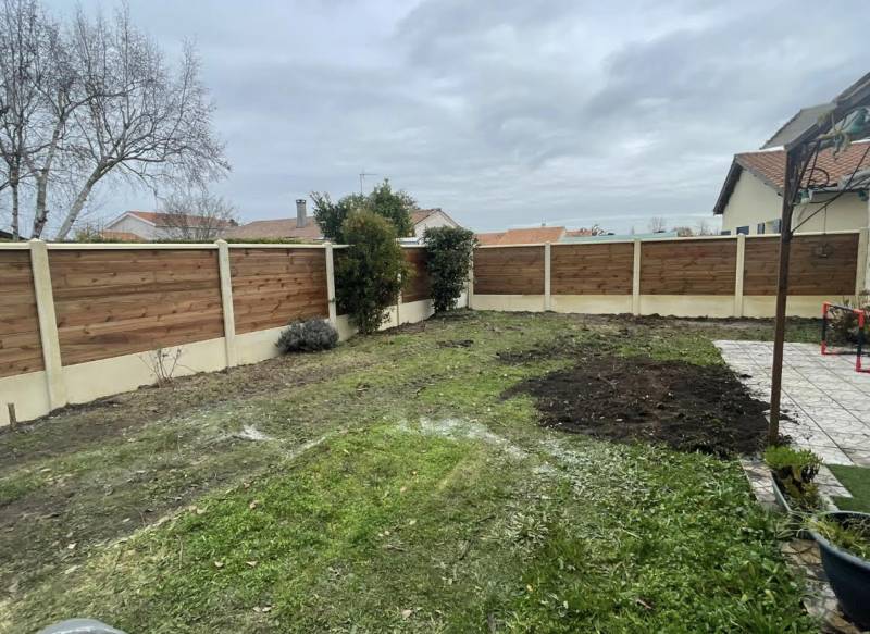 Tarif 2022 pour la réalisation d'une clôture de jardin mixte bois béton par un paysagiste Bordeaux et ses environs