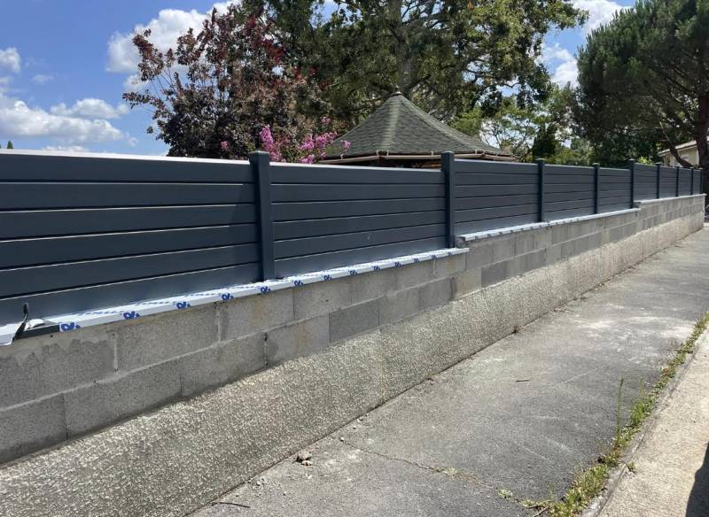 Installation clôture sur muret en lames aluminium gris anthracite Saint Aubin Médoc près de Bordeaux