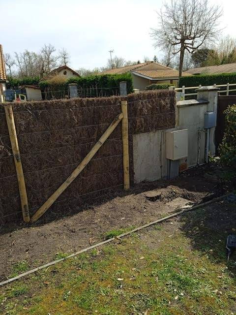 Devis installation de clôture en brande épaisse 8cm sur clôture existante dans le Médoc