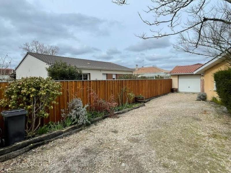 Installer une clôture volige pour délimiter une maison à Blanquefort 33290 avec finition bois imprégnation marron et couvertine en acier galvanisé