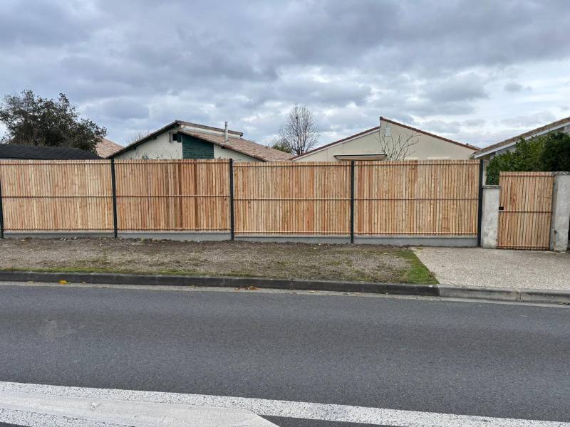 Installer une clôture en grille rigide avec kit d’occultation bois à Saint-Médard : un chantier avant/après signé AQUITAINE CLÔTURE