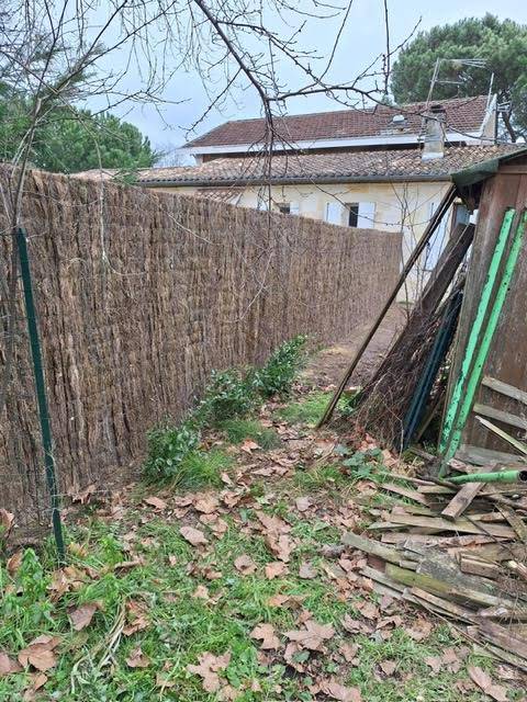 Rénovation de clôture a Castelnau Médoc : Poseur de clôture en rouleaux de brande avec