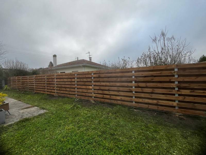 Pose de clôture à Mérignac en bois décalé sur poteaux galvanisés 8×8 – 35 mètres linéaires sur 2 m de hauteur