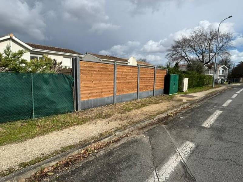Clôture mixte bois béton à Eysines (33) couleur gris anthracite pour une maison située en bord de route