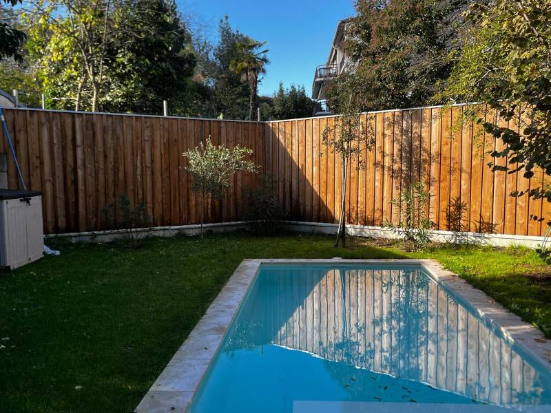 Avant / Après chantier au Bouscat : création de clôture bois volige, une installation sur-mesure AQUITAINE CLÔTURE