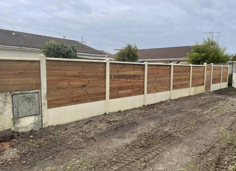 Quel prix au m2 pour la pose d'une clôture bois et béton par une entreprise spécialisée ? Médoc en Gironde