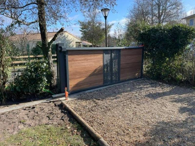 Devis pour la pose d'un portail coulissant en lames de bois composite par un revendeur OCÉWOOD TECH-STURE proche Hourtin 33