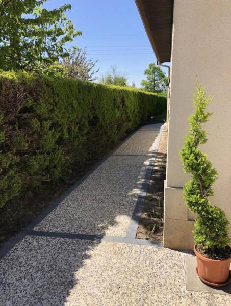 Réalisation d'un couloir extérieur en béton lavé désactivé pour une maison Médoc 33