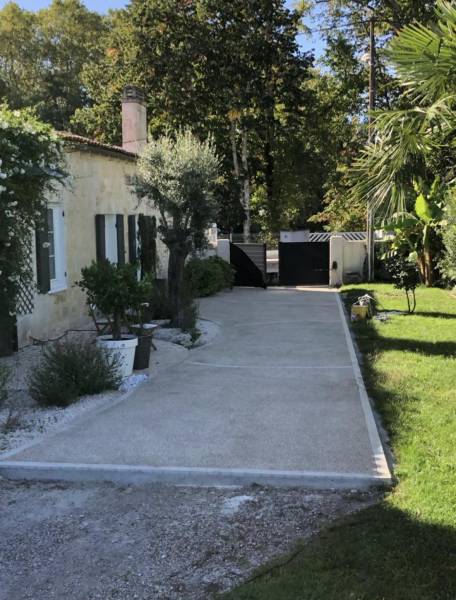 Prix création d'une allée de jardin en béton lavé par un professionnel Bordeaux Métropole 33