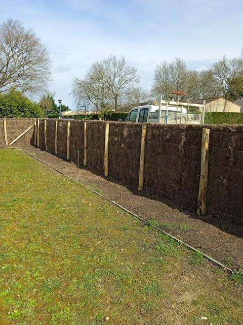 Société de clôture spécialisée en brande épaisse naturelle pour cacher une balustrade de jardin Gironde 33