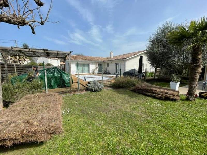 Fourniture et pose de clôture en brande épaisse 8cm pour une clôture mitoyenne dans le Médoc