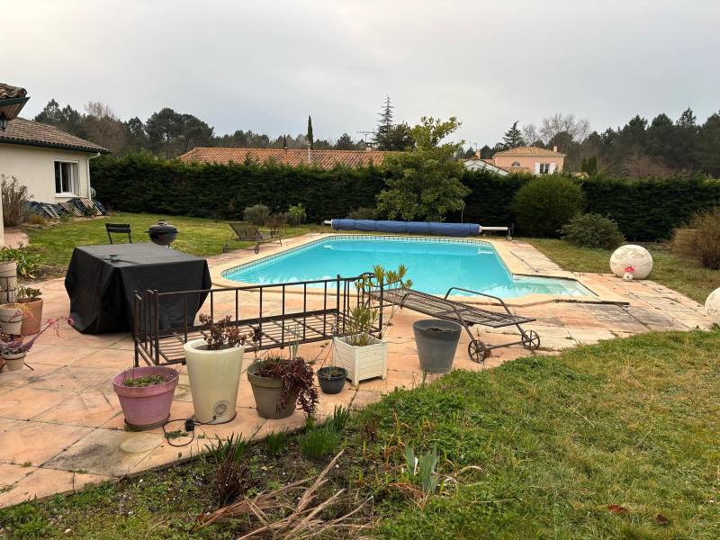 Enlever une haie de jardin à Saint-Médard-en-Jalles pour installer une clôture en brande naturelle 8 cm d'épaisseur avec AQUITAINE CLÔTURE
