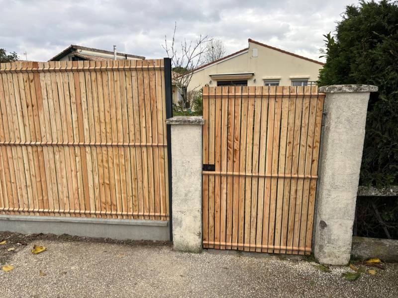 Installer une clôture en grille rigide avec kit d’occultation bois à Saint-Médard : un chantier avant/après signé AQUITAINE CLÔTURE
