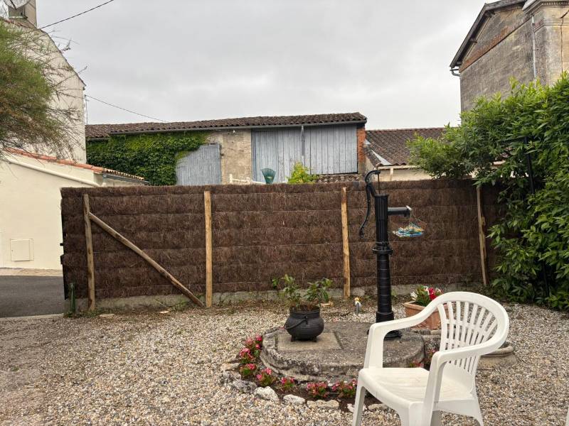 Installateur de clôture en brande à Ludon-Médoc 33290 pour délimiter un jardin avec une clôture en brande de bruyère naturelle épaisseur 8 cm