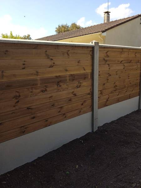 Meilleure société à Saint Médard en Jalles pour installer une clôture mixte bois béton en remplacement d’une haie de jardin avec évacuation des déchets verts rapide et pas cher