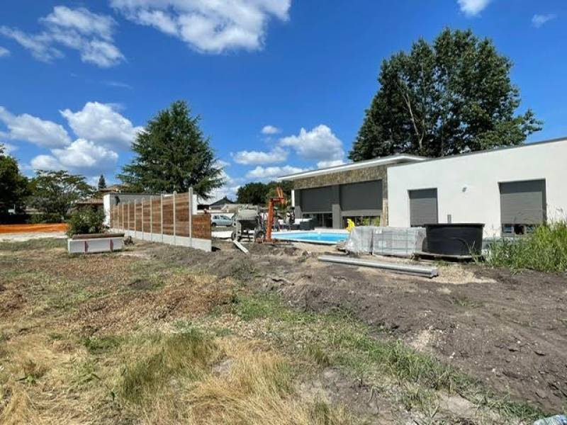 Poseur de clôture mixte bois béton à Saint Médard en Jalles avec devis offert pour cacher la piscine d'une maison en mitoyenneté