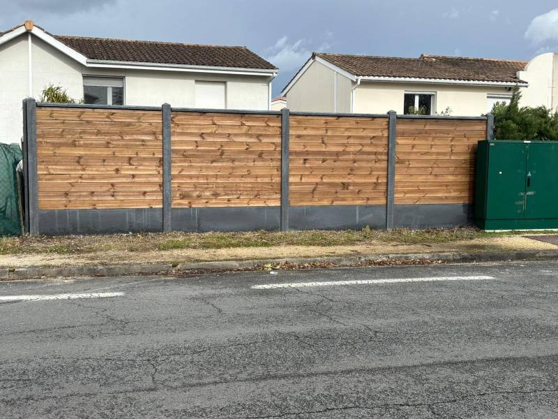 Clôture mixte bois béton à Eysines (33) couleur gris anthracite pour une maison située en bord de route