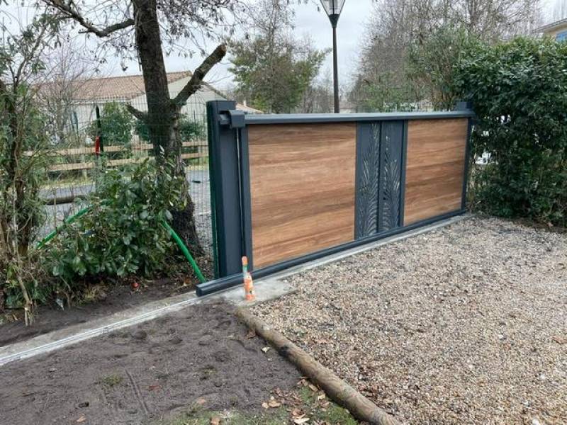 Installateur de portail en lames de bois composite personnalisable OCÉWOOD dans le Médoc 33