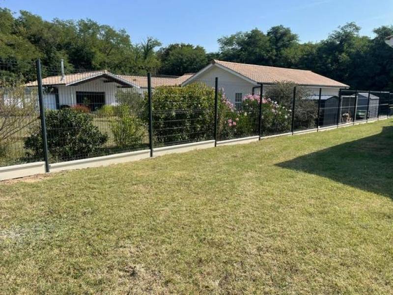 Devis pose de clôture en grille rigides avec soubassement béton vers Cussac Fort Médoc 33