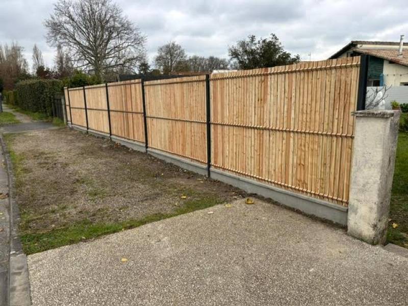 Installer une clôture en grille rigide avec kit d’occultation bois à Saint-Médard : un chantier avant/après signé AQUITAINE CLÔTURE