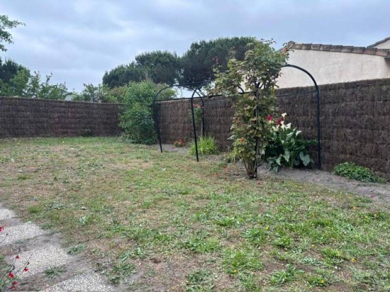 Installateur de clôture en brande à Ludon-Médoc 33290 pour délimiter un jardin avec une clôture en brande de bruyère naturelle épaisseur 8 cm