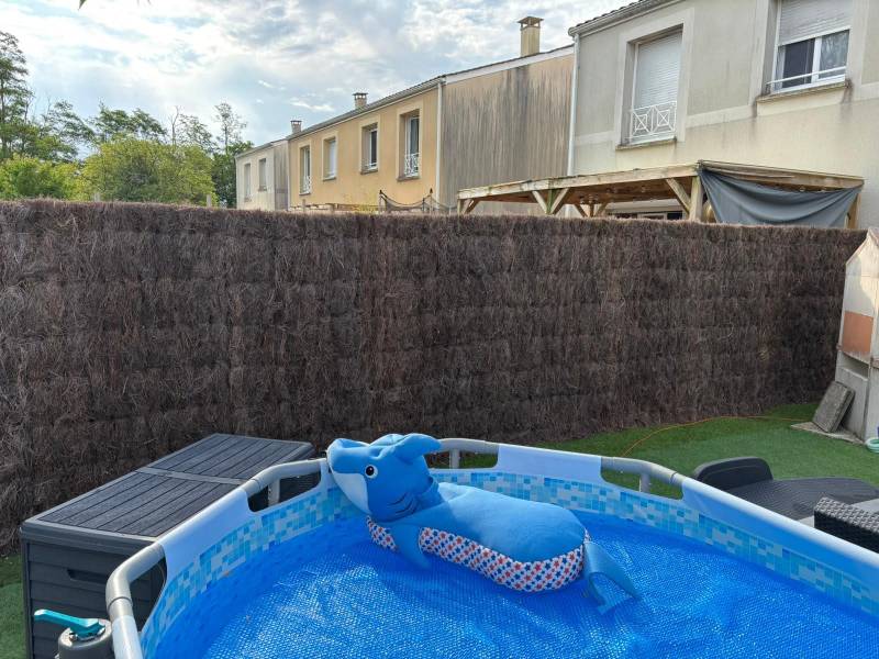 Prix pour faire installer une clôture en brande 8 cm à Macau 33460 pour cacher piscine et aire de jeux dans le jardin d'une maison en mitoyenneté