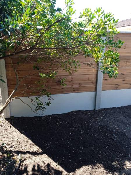 Meilleure société à Saint Médard en Jalles pour installer une clôture mixte bois béton en remplacement d’une haie de jardin avec évacuation des déchets verts rapide et pas cher