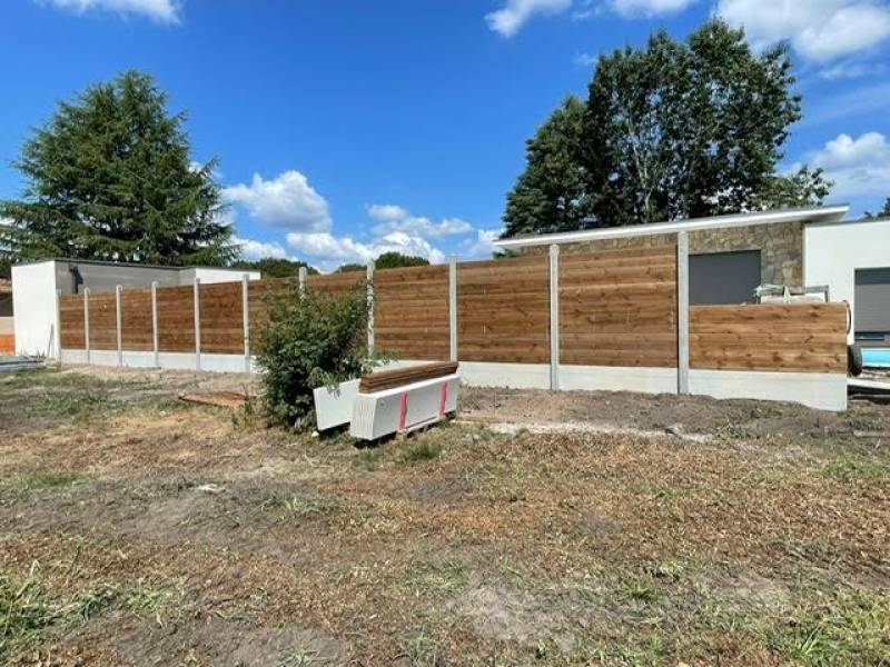 Poseur de clôture mixte bois béton à Saint Médard en Jalles avec devis offert pour cacher la piscine d'une maison en mitoyenneté