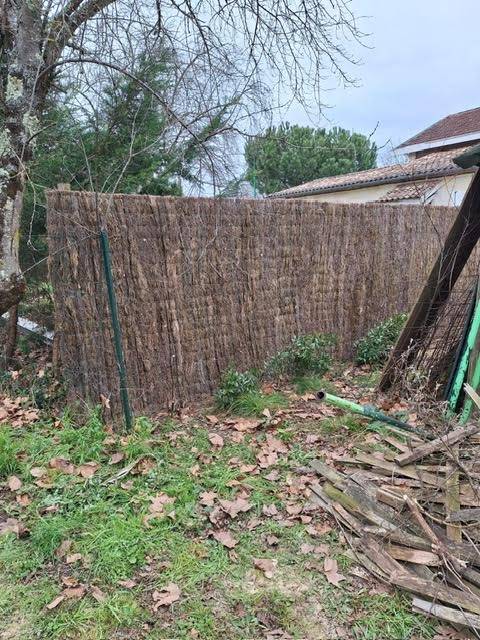 Clôture en brande au Pian Médoc : Devis gratuit pour enlever une haie de jardin et poser des panneaux de brande
