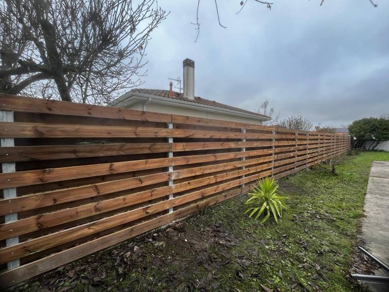 Pose de clôture à Mérignac en bois décalé sur poteaux galvanisés 8×8 – 35 mètres linéaires sur 2 m de hauteur