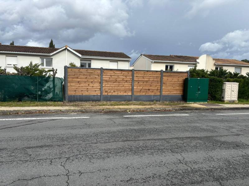 Clôture mixte bois béton à Eysines (33) couleur gris anthracite pour une maison située en bord de route