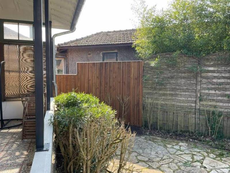 Prix pose clôture de jardin sur-mesure en bois volige pour délimiter une propriété à proximité d'Arès 33